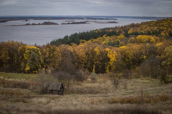 Panoramatický Výhled Žluté Stromy Dřevěnou Chatu Řeku Podzimního Oblačného Dne — Stock fotografie