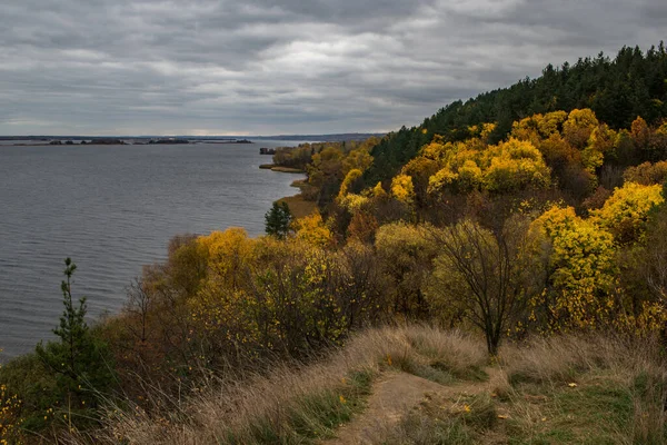 Πανοραμική Θέα Των Κίτρινων Δέντρων Μια Ξύλινη Καλύβα Και Ποτάμι Εικόνα Αρχείου