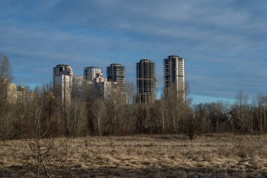 Şehirde ilkbahar. Kar erimiş, insanlar nehrin yanındaki parkta yürüyorlar. Atlar tarlada otluyor..