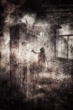 Kornobil. Yıkılan evlerin duvarlarında insanların resimleri olan grafitiler..