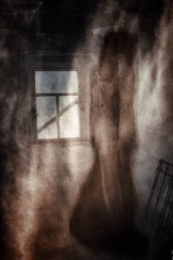 Kornobil. Yıkılan evlerin duvarlarında insanların resimleri olan grafitiler..