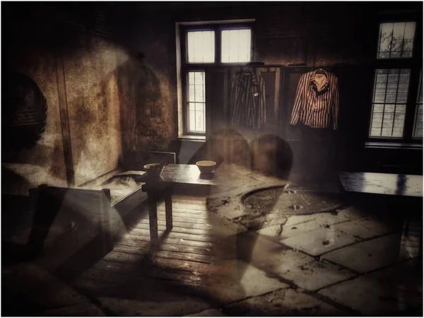 Φαντάσματα Βασανισμένων Κρατουμένων Του Στρατοπέδου Συγκέντρωσης Του Άουσβιτς Σιλουέτες Γέρων — Φωτογραφία Αρχείου