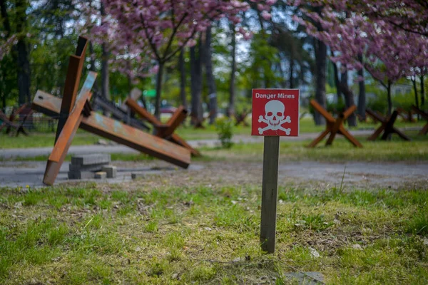 Kyiv, Kyiv bölgesi Ukrayna 05.05.2023: Şehrin savunma hattı kiraz ağaçları, tanksavar kestaneleri ve piyadeler için kazılan siperlerle dolu bir parktan geçiyor.