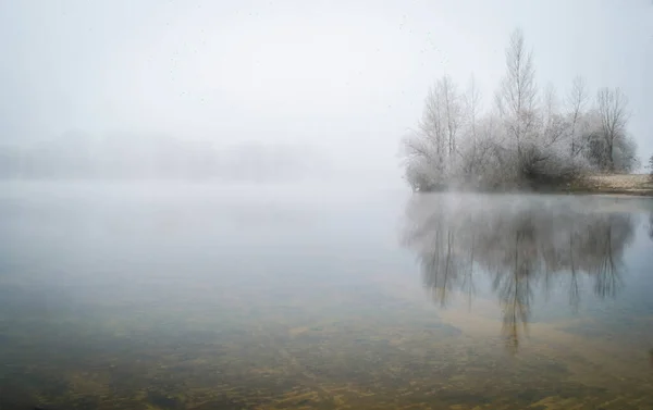 Φθινοπωρινή Ομίχλη Στο Ποτάμι Και Φύλλα Έχουν Πέσει Στα Δέντρα — Φωτογραφία Αρχείου
