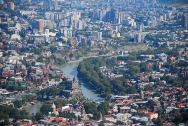 Sonbaharda dağın zirvesinden Tiflis 'in manzarası nefes kesicidir..