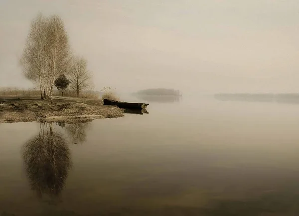 Wśród Jesiennej Mgły Spokojna Rzeka Płynie Samotną Łodzią Zagnieżdżoną Nad — Zdjęcie stockowe