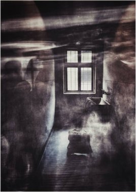 Auschwitz 'in Lanetli Kalıntıları: Dikenli Tel Kolajı, İnsanlığın Hayaletleri ve Tren Arabaları