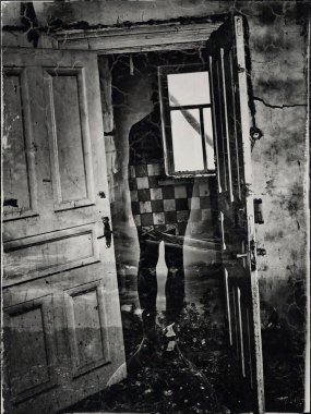 Bu büyüleyici kolajlarla Chornobyl ve Pripyat 'ın ürkütücü güzelliklerini keşfedin. Zamanda donmuş terk edilmiş binalar, spektral figürlerle harmanlanarak nükleer felaketin sonsuza dek değiştirdiği bir dünyaya dadanmış bir bakış sunuyor.. 