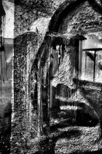 Bu büyüleyici kolajlarla Chornobyl ve Pripyat 'ın ürkütücü güzelliklerini keşfedin. Zamanda donmuş terk edilmiş binalar, spektral figürlerle harmanlanarak nükleer felaketin sonsuza dek değiştirdiği bir dünyaya dadanmış bir bakış sunuyor.. 