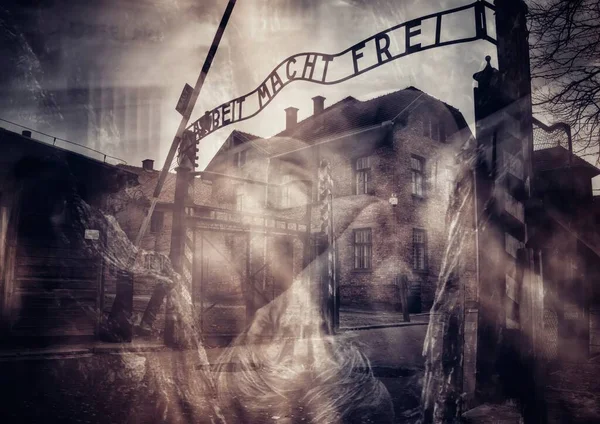 Auschwitz: ölüm kampı. Auschwitz toplama kampındaki işkence görmüş mahkûmların hayaletleri. Toplama kampında yaşlı erkek, kadın ve çocukların siluetleri işkence gördü ve öldürüldü..