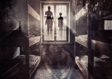 Auschwitz: ölüm kampı. Auschwitz toplama kampındaki işkence görmüş mahkûmların hayaletleri. Toplama kampında yaşlı erkek, kadın ve çocukların siluetleri işkence gördü ve öldürüldü..