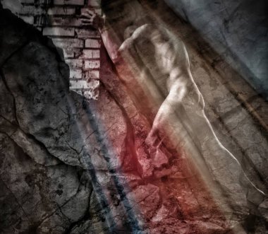 Kayaların yanında Prometheus 'u yakalayan güçlü görüntü direnç ve gücü simgeliyor. Efsanevi figürün zamansız tasviri kayaların engebeli zeminine güzel bir şekilde yansıtılan dayanıklılık ve kararlılığı çağrıştırıyor.