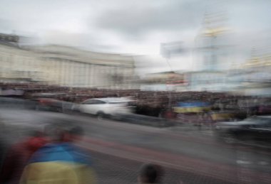 Şehir ve sakinleri uzun pozlu kamera merceğinin ruhani parıltısıyla çekiliyor. Işığın ve gölgenin şiirsel dansı şehir manzarasının ve sakinlerinin ruhunu gözler önüne seriyor..