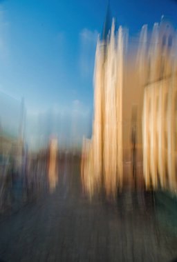 Şehir ve sakinleri uzun pozlu kamera merceğinin ruhani parıltısıyla çekiliyor. Işığın ve gölgenin şiirsel dansı şehir manzarasının ve sakinlerinin ruhunu gözler önüne seriyor..