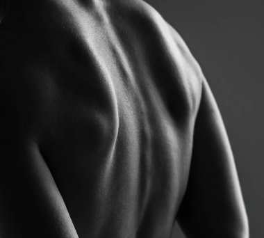 Kadınsı parçaların zarif tek renkli görüntüleri, her karesi zarif bir şekilde kadın formunun cazibesini ve zarafetini ortaya koyuyor..