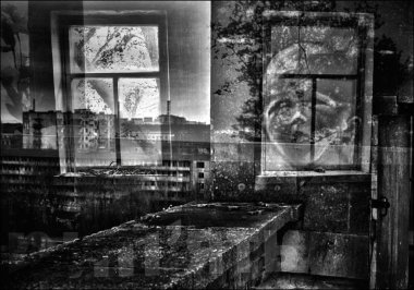 Bu büyüleyici kolajlarla Chornobyl ve Pripyat 'ın ürkütücü güzelliklerini keşfedin. Zamanda donmuş terk edilmiş binalar, spektral figürlerle harmanlanarak nükleer felaketin sonsuza dek değiştirdiği bir dünyaya dadanmış bir bakış sunuyor.. 