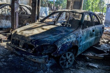 Mermilerin doğrudan isabet etmesi sonucu yanmış araçlar..