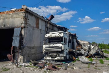 Mermilerin doğrudan isabet etmesi sonucu yanmış araçlar..