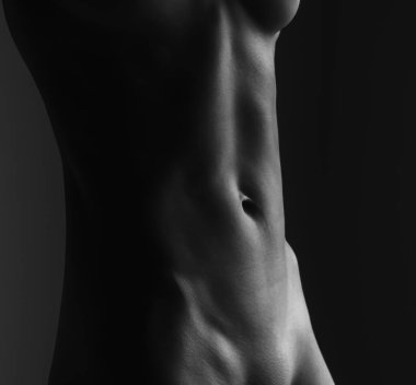 Parlak altınla boyanmış bir kadının vücudu kıvrımlarını ve zarafetini ve gizemini ön plana çıkarıyor..