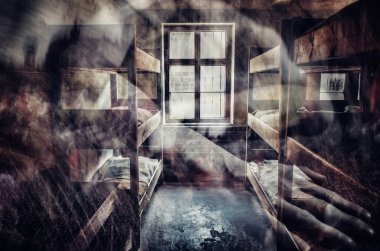 Auschwitz toplama kampındaki işkence görmüş mahkûmların hayaletleri toplama kampına gidiyor..