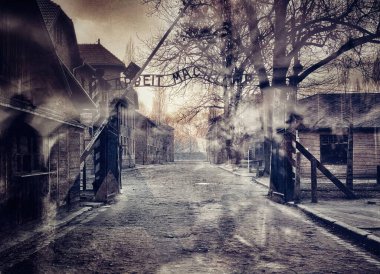 Auschwitz toplama kampındaki işkence görmüş mahkûmların hayaletleri toplama kampına gidiyor..