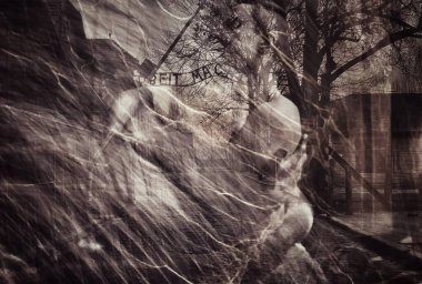 Auschwitz toplama kampındaki işkence görmüş mahkûmların hayaletleri toplama kampına gidiyor..