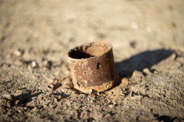 Gelgit çekildikten sonra kıyı şeridi ağaç kütüklerine saçılmış şişe, kutu ve kabukları ortaya çıkardı..