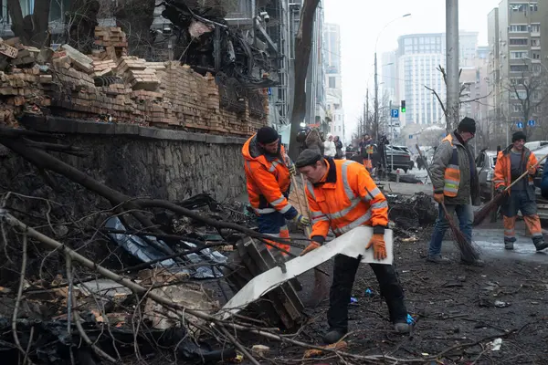 Kyiv, Kyiv bölgesi Ukrayna-20.20.2024: Rusya 'nın Kyiv' e düzenlediği askeri saldırının sonuçları. Düşmanın başkenti balistik füzeler ve insansız hava araçlarıyla bombaladığı biliniyor..