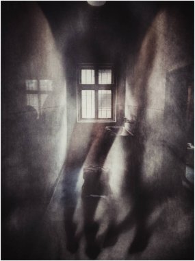 Auschwitz toplama kampındaki tutsakların hayaletleri.