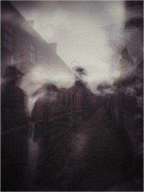 Auschwitz toplama kampındaki tutsakların hayaletleri.