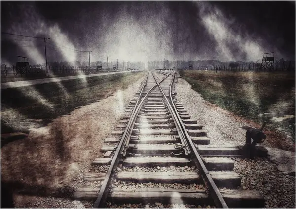 Auschwitz toplama kampındaki tutsakların hayaletleri.