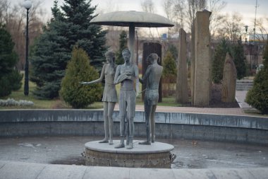Şehir Parkı: Köprüler, evler, ağaçlar, kuş besleyiciler.