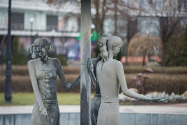 Şehir Parkı: Köprüler, evler, ağaçlar, kuş besleyiciler.