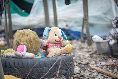Doğada insanların bıraktığı çöp: plastik şişeler, poşetler, ambalajlar ve araba parçaları.