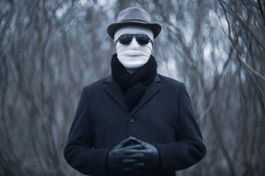 Sargılı yüzü olan zarif bir adam..