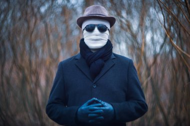 Sargılı yüzü olan zarif bir adam..