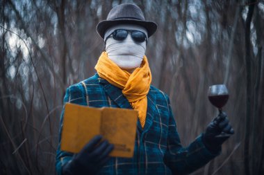 Sargılı yüzü olan zarif bir adam..