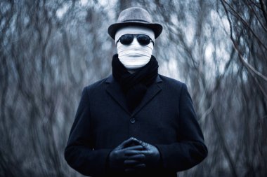 Sargılı yüzü olan zarif bir adam..