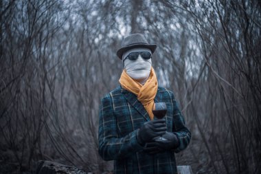 Sargılı yüzü olan zarif bir adam..