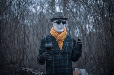 Sargılı yüzü olan zarif bir adam..