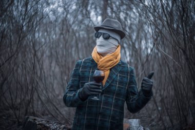 Sargılı yüzü olan zarif bir adam..