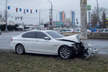 Araba bir kazaya karıştı, yüksek hızla direğe çarptı..