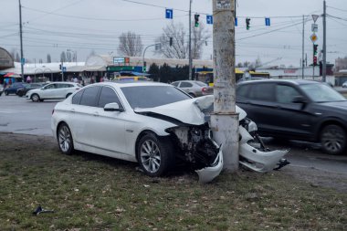 Araba bir kazaya karıştı, yüksek hızla direğe çarptı..