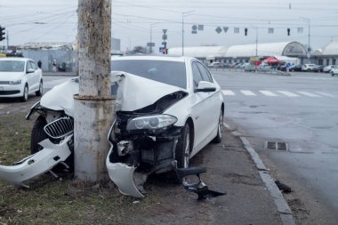 Araba bir kazaya karıştı, yüksek hızla direğe çarptı..