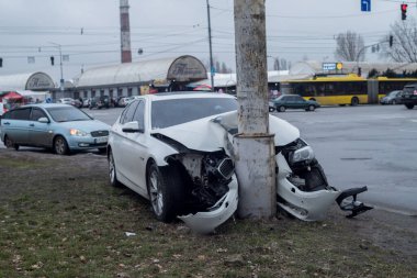 Araba bir kazaya karıştı, yüksek hızla direğe çarptı..