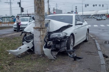 Araba bir kazaya karıştı, yüksek hızla direğe çarptı..