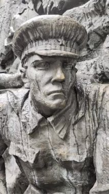  Dramatik gökyüzünün altında yağmurun altındaki anıt.