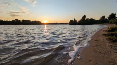 Çilekler, tarlanın ortasında beyaz bir masa örtüsüyle bir masanın üzerinde yatar..