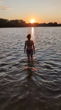 Çilekler, tarlanın ortasında beyaz bir masa örtüsüyle bir masanın üzerinde yatar..