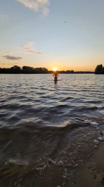 Çilekler, tarlanın ortasında beyaz bir masa örtüsüyle bir masanın üzerinde yatar..